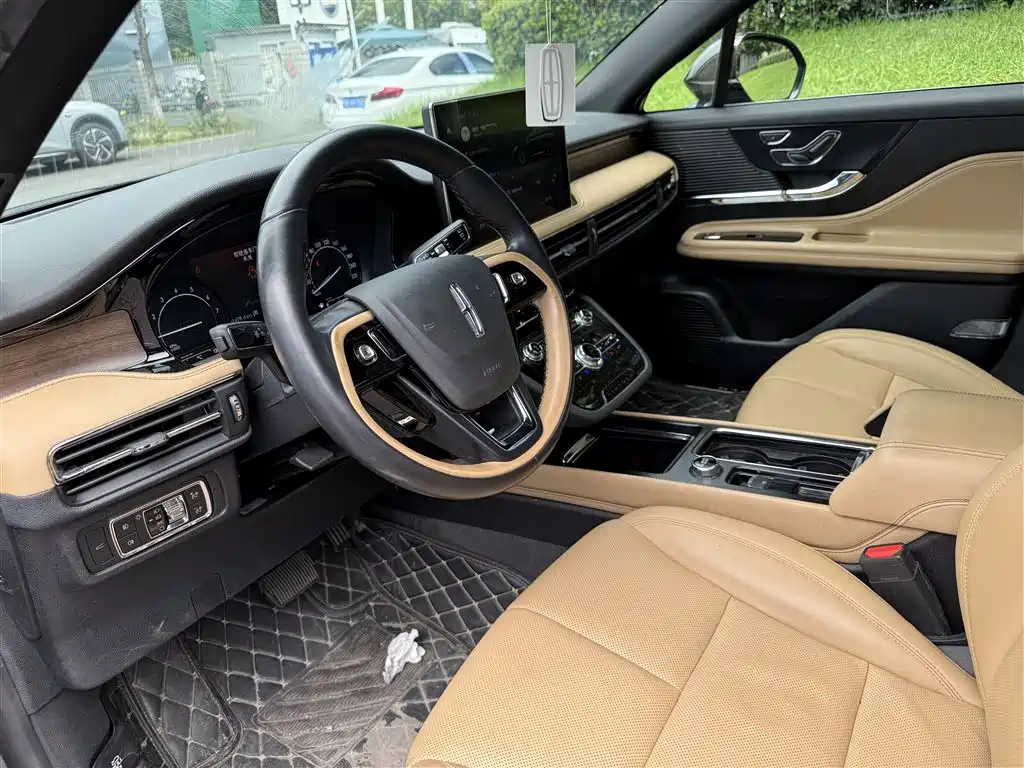 LINCOLN ADVENTURER 2020