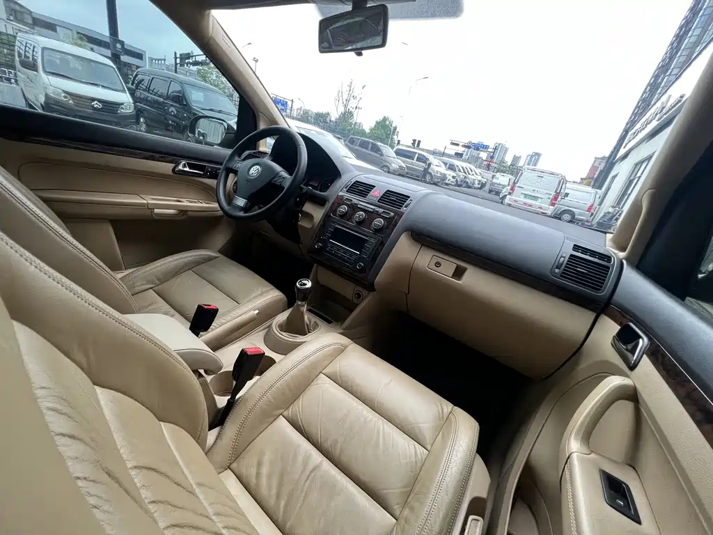 VOLKSWAGEN TOURAN 2010