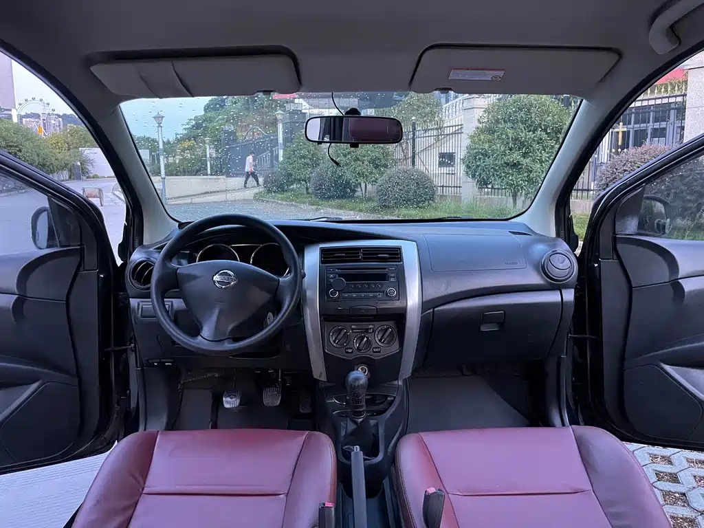 NISSAN LIVINA 2013