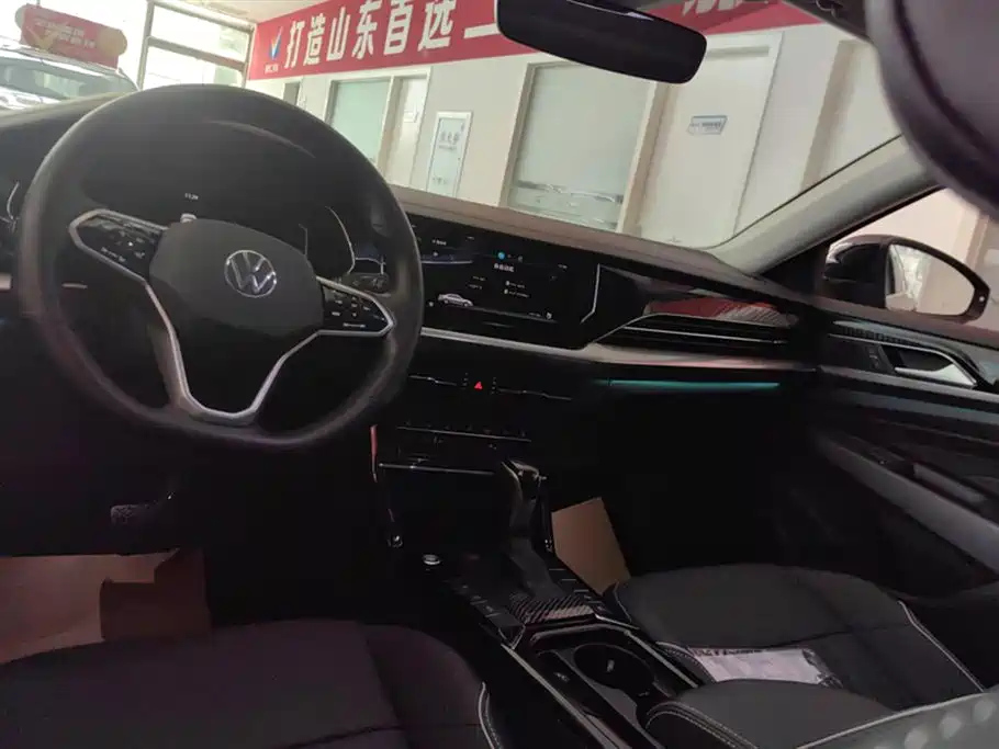 VOLKSWAGEN PASSAT 2024