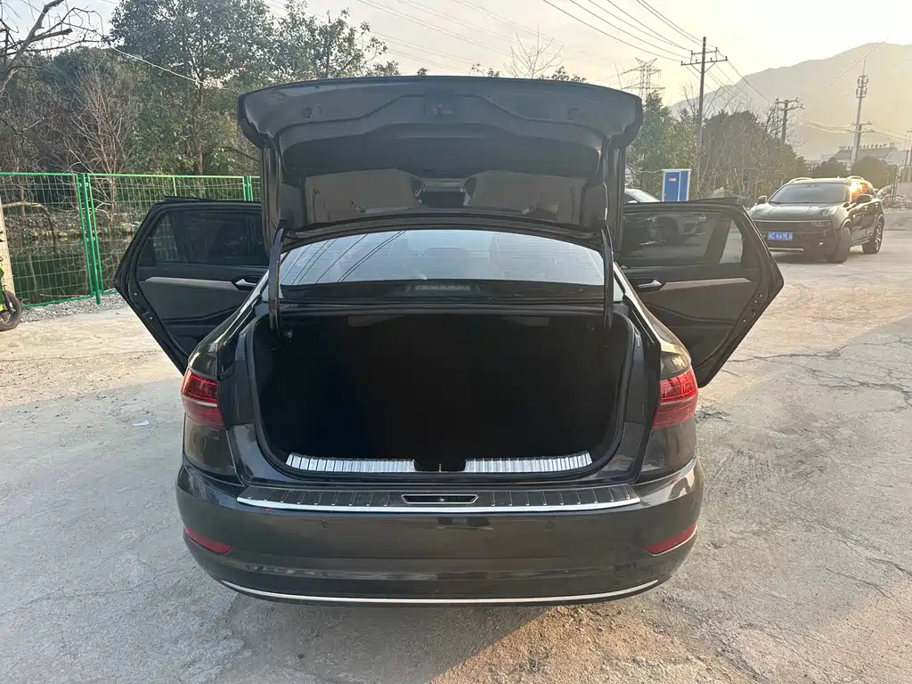 VOLKSWAGEN SAGITAR 2022