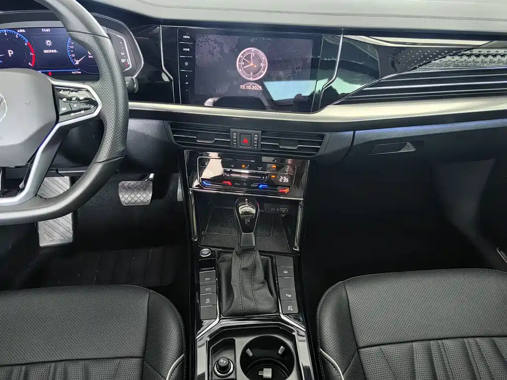 VOLKSWAGEN PASSAT 2024