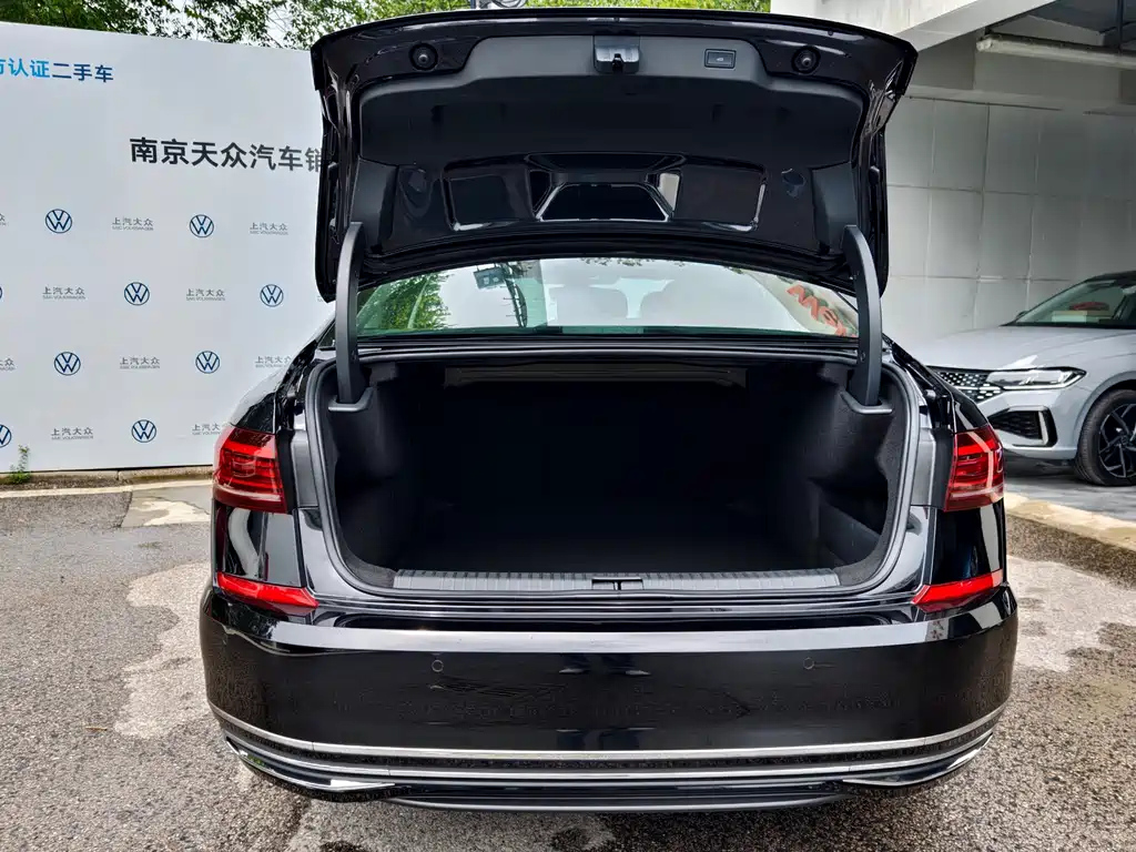 VOLKSWAGEN PASSAT 2024