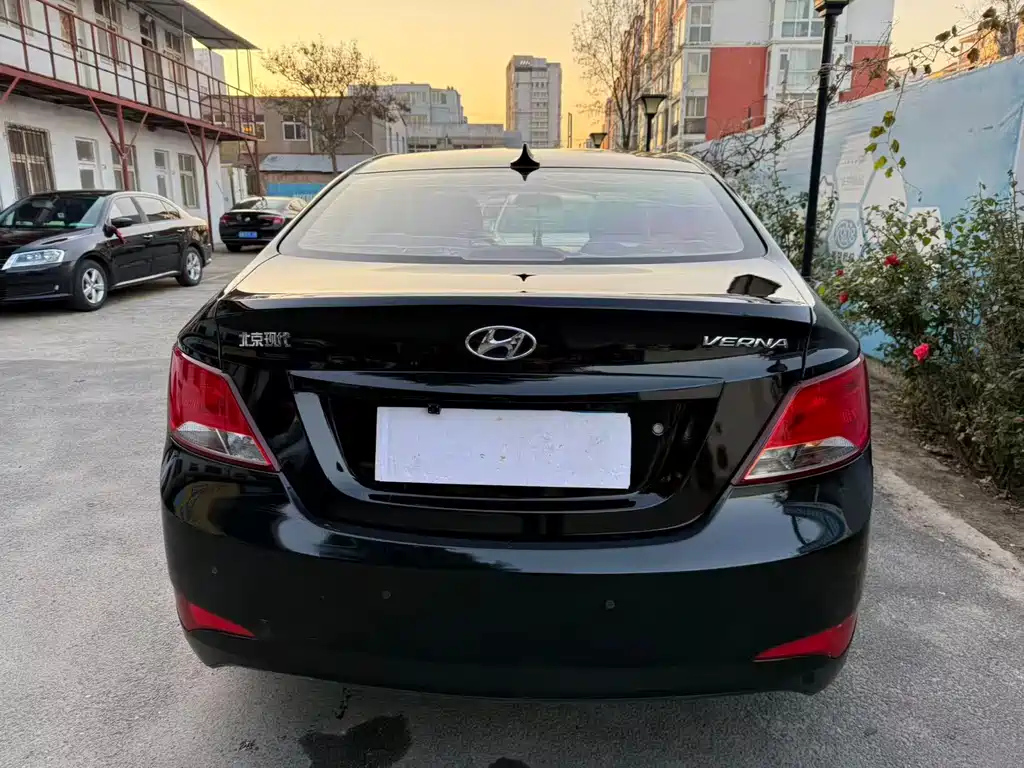 HYUNDAI SOLARIS 2015