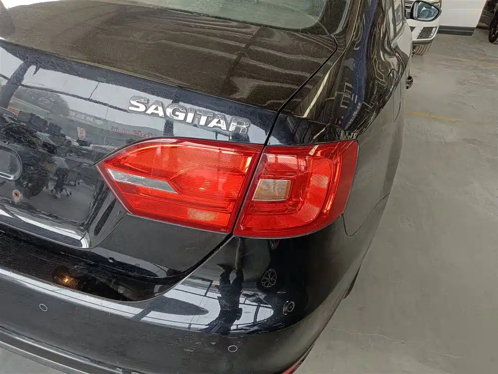 VOLKSWAGEN SAGITAR 2014