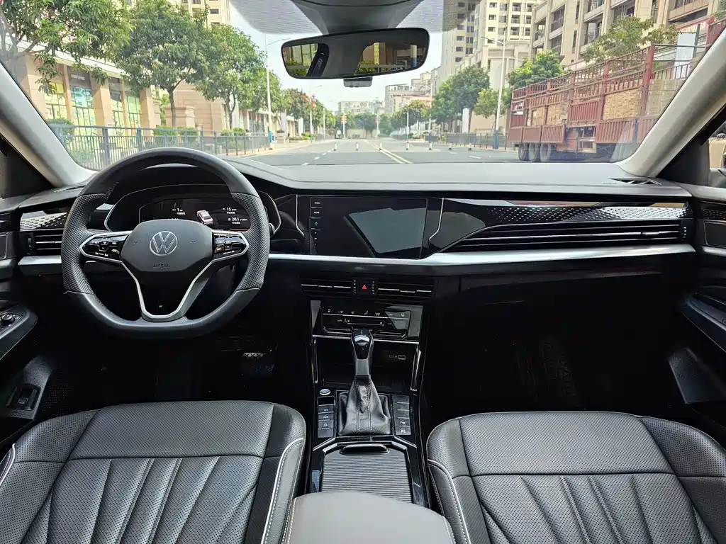 VOLKSWAGEN PASSAT 2024