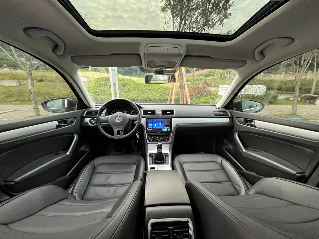 VOLKSWAGEN PASSAT 2012