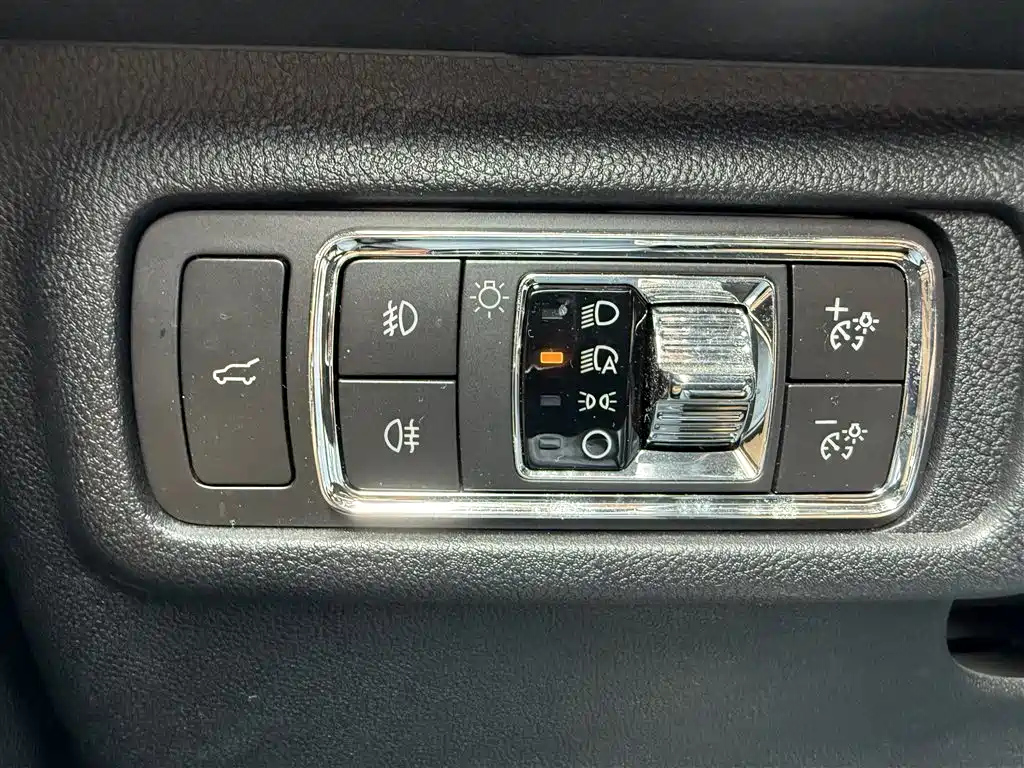 LINCOLN ADVENTURER 2020