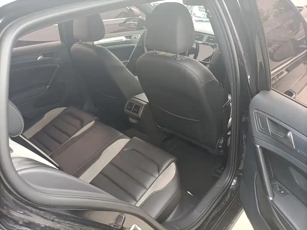 VOLKSWAGEN GOLF 2020