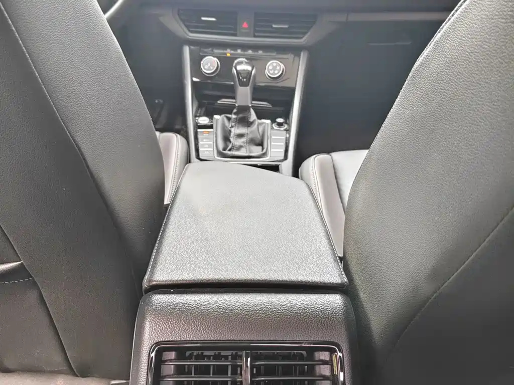 VOLKSWAGEN SAGITAR 2022
