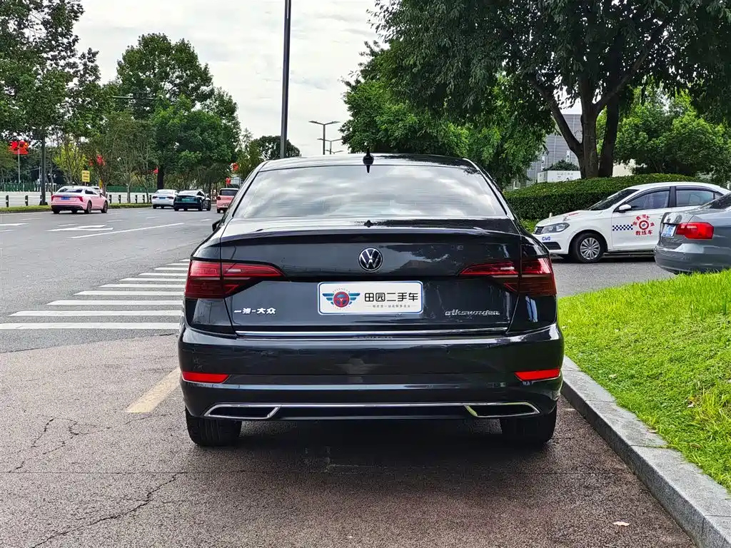 VOLKSWAGEN SAGITAR 2022