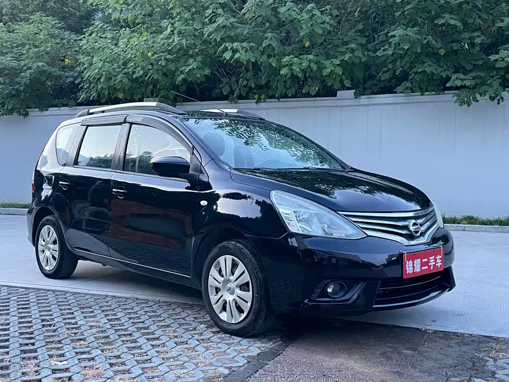 NISSAN LIVINA 2013