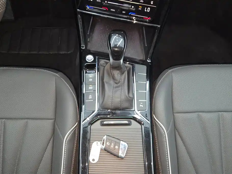 VOLKSWAGEN PASSAT 2024