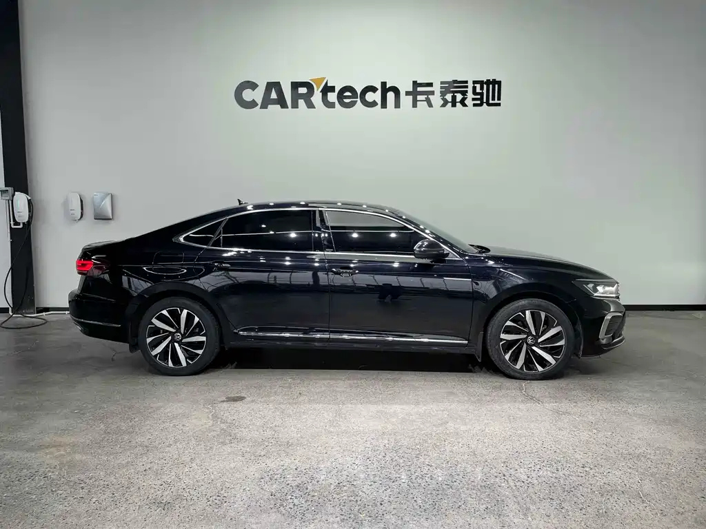 VOLKSWAGEN PASSAT 2024