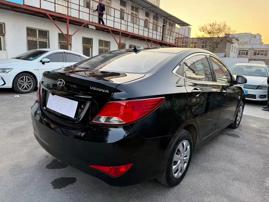 HYUNDAI SOLARIS 2015