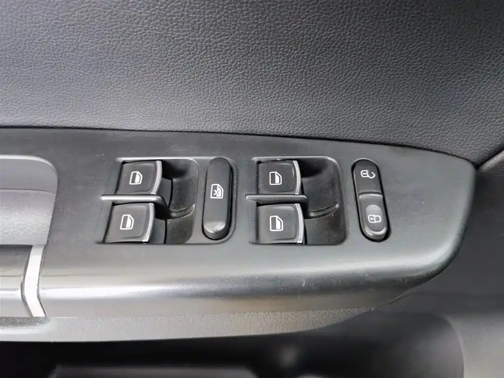 VOLKSWAGEN BORA 2013