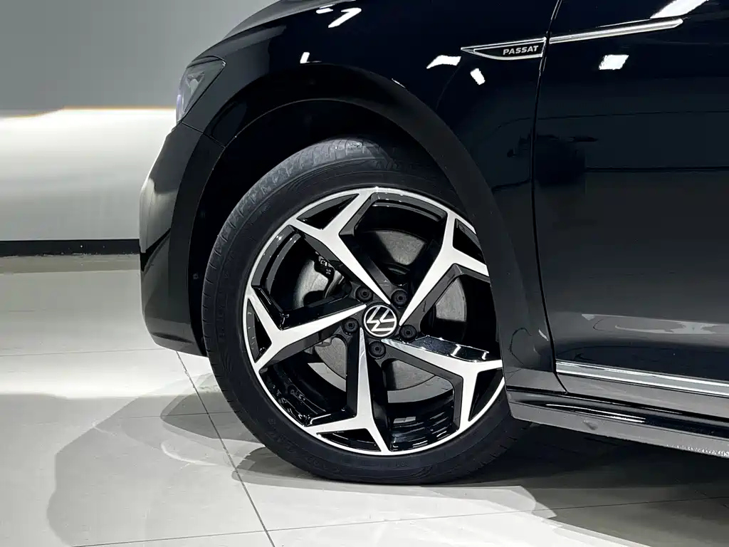 VOLKSWAGEN PASSAT 2023