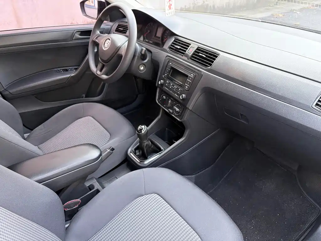 VOLKSWAGEN SANTANA 2017