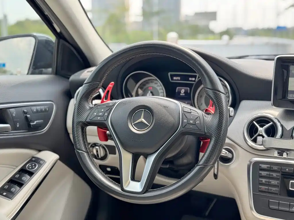 MERCEDES BENZ GLA 2015