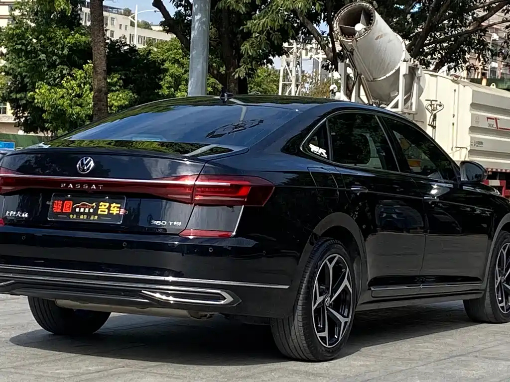 VOLKSWAGEN PASSAT 2023