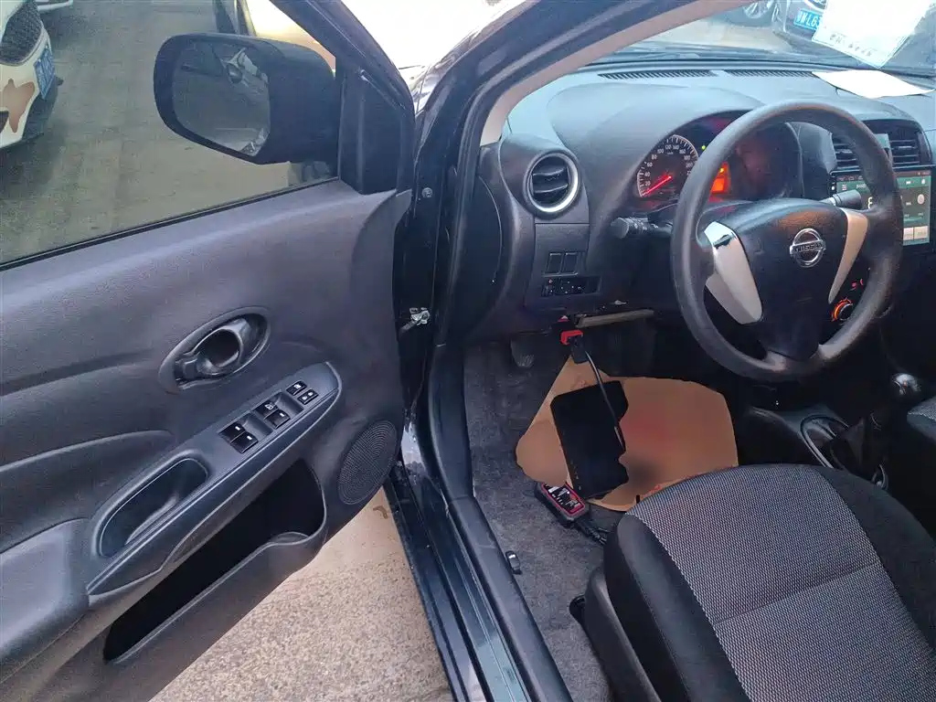 NISSAN SUNNY 2015