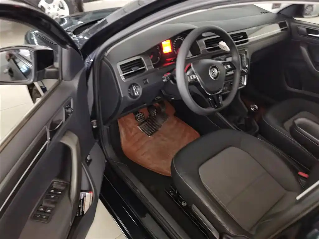 VOLKSWAGEN SANTANA 2017