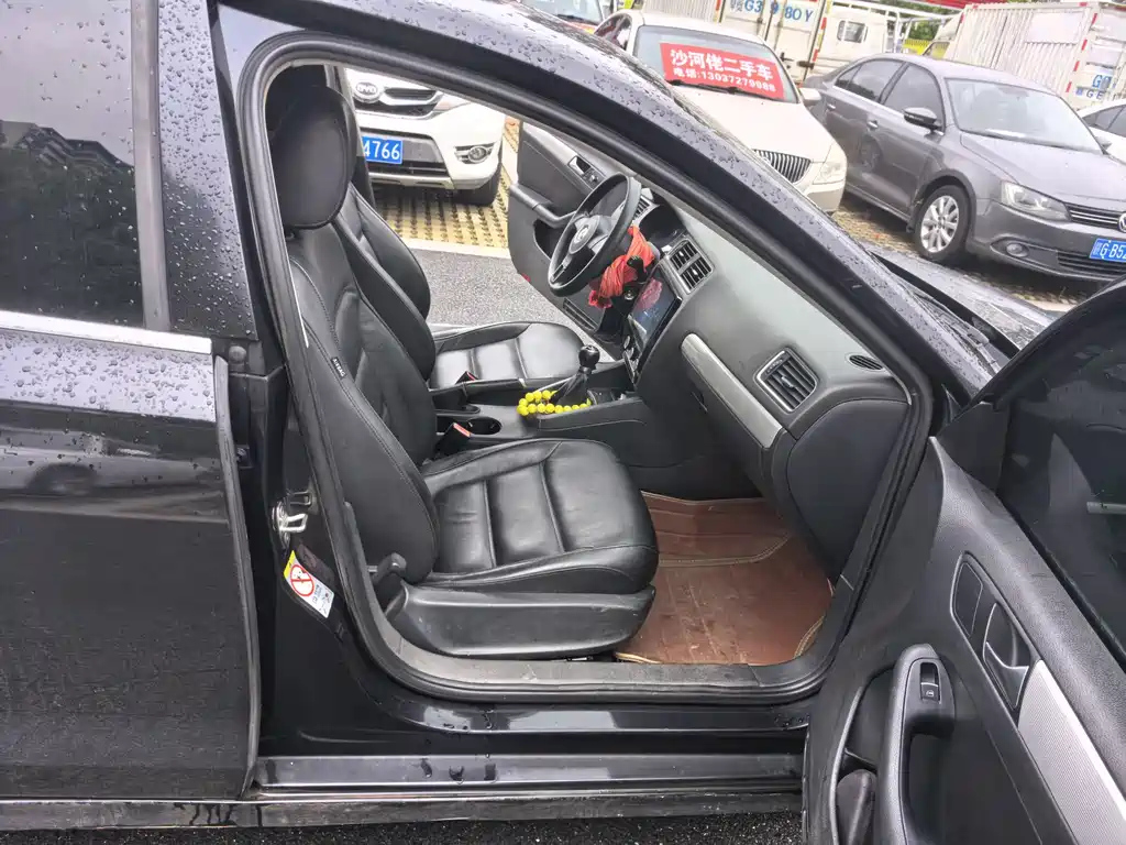 VOLKSWAGEN SAGITAR 2012