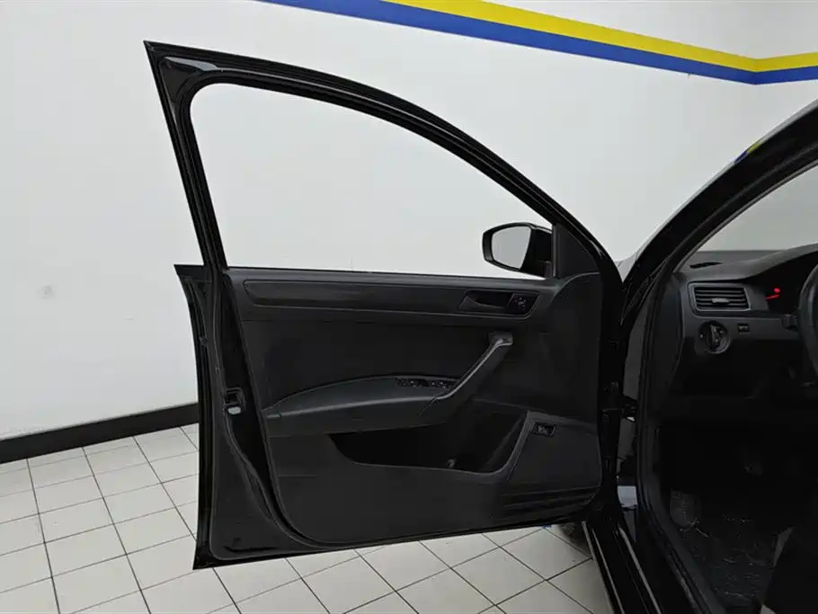 VOLKSWAGEN SANTANA 2017