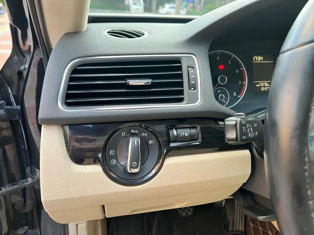 VOLKSWAGEN PASSAT 2011