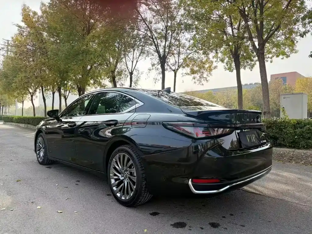 LEXUS ES 2025