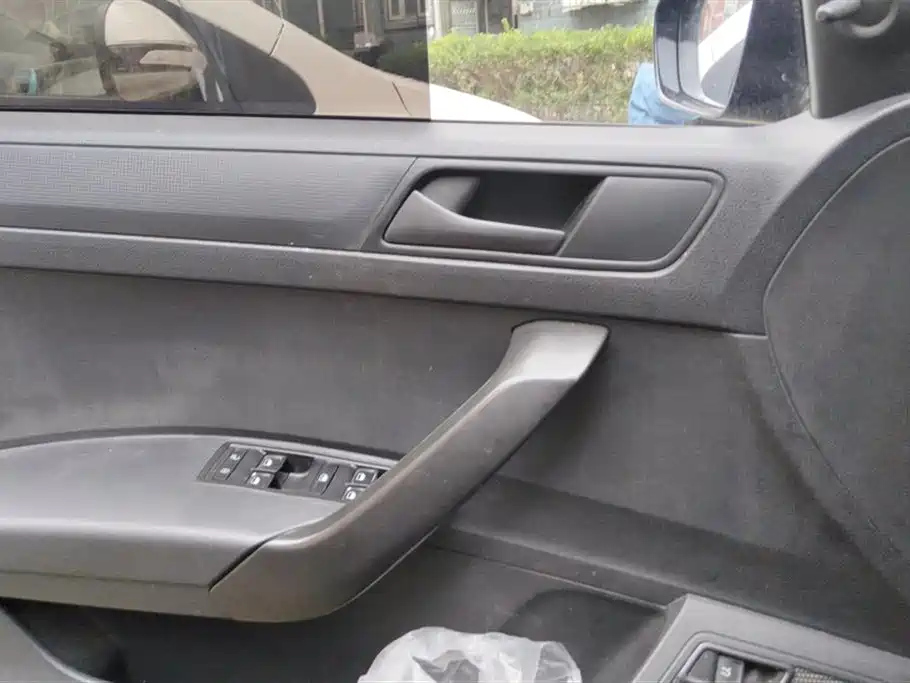 VOLKSWAGEN SANTANA 2015