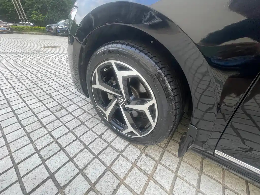 VOLKSWAGEN PASSAT 2023