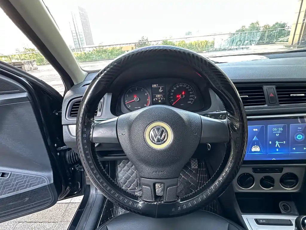 VOLKSWAGEN LAVIDA 2015