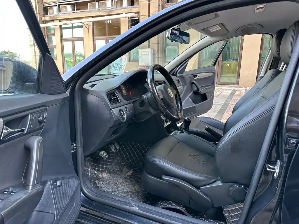 VOLKSWAGEN LAVIDA 2015