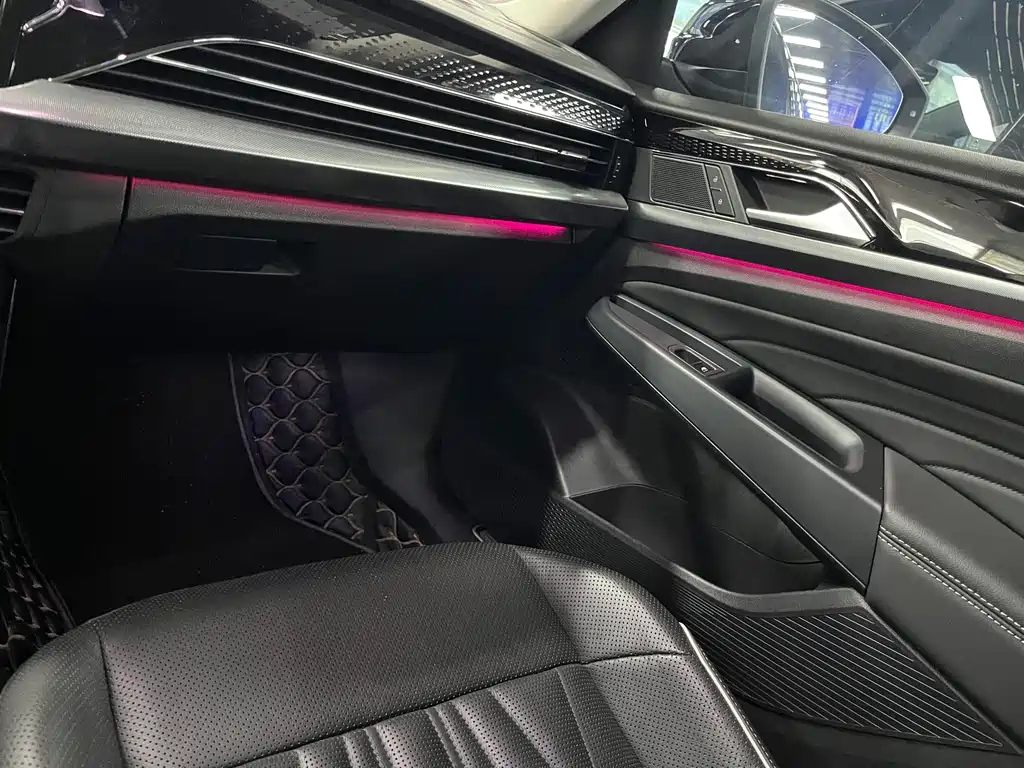 VOLKSWAGEN PASSAT 2023