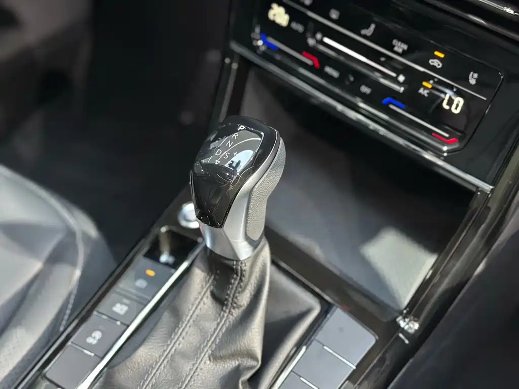 VOLKSWAGEN PASSAT 2025