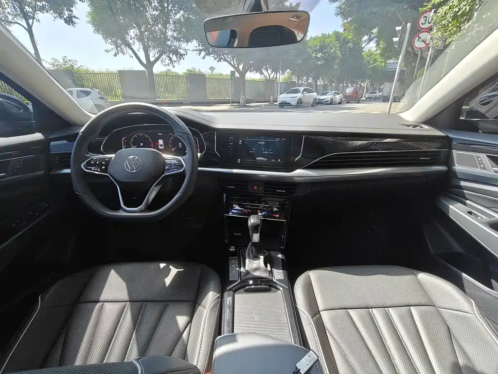 VOLKSWAGEN PASSAT 2024