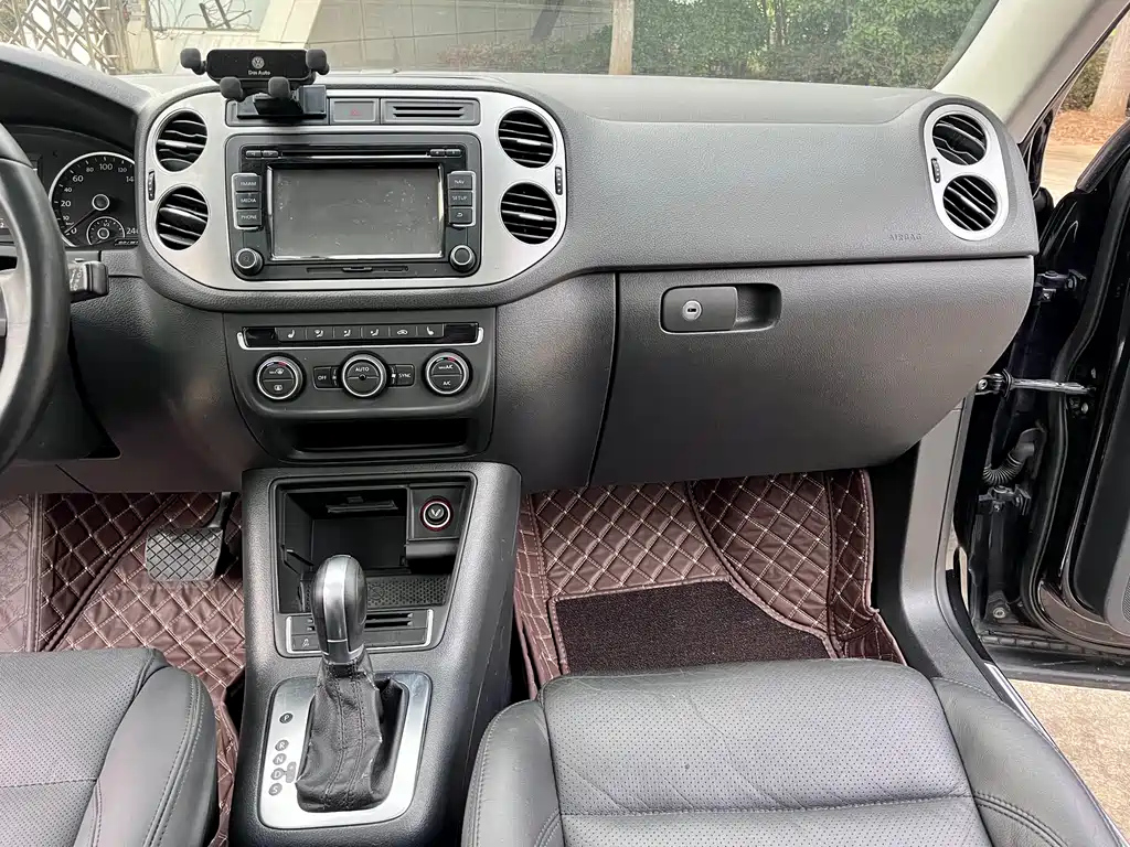 VOLKSWAGEN TIGUAN 2015