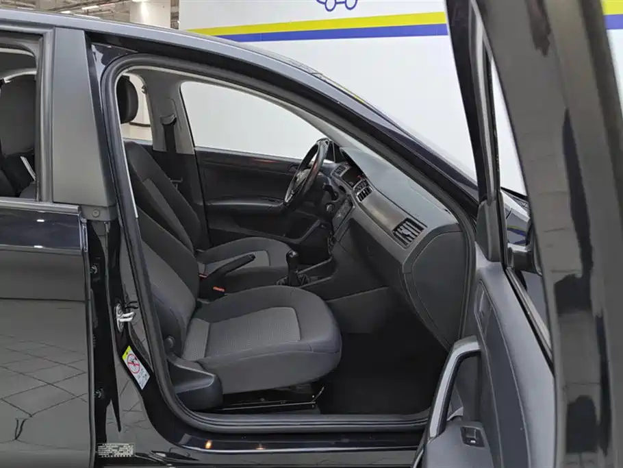 VOLKSWAGEN SANTANA 2017