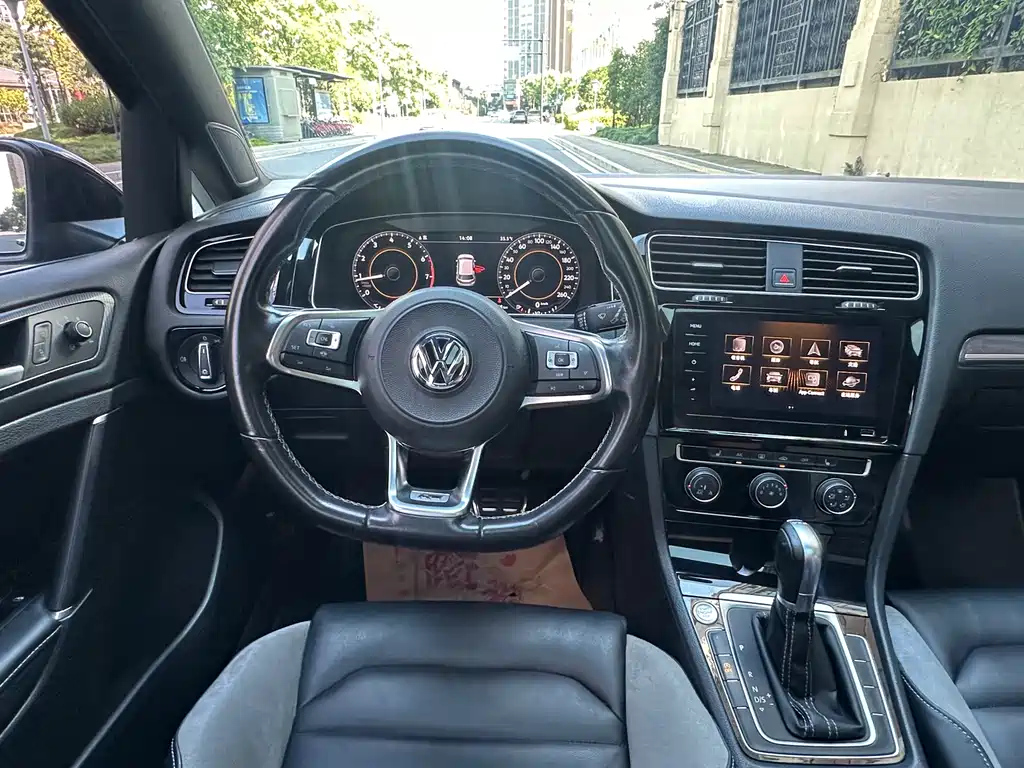 VOLKSWAGEN GOLF 2020