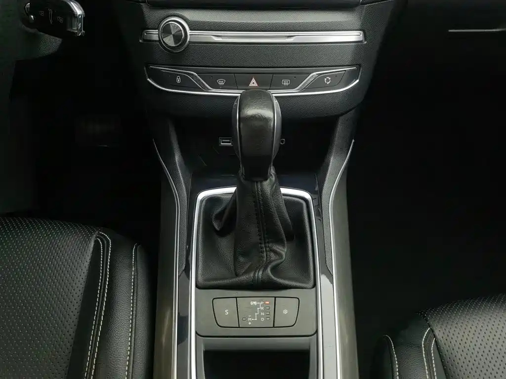 PEUGEOT 408 2015
