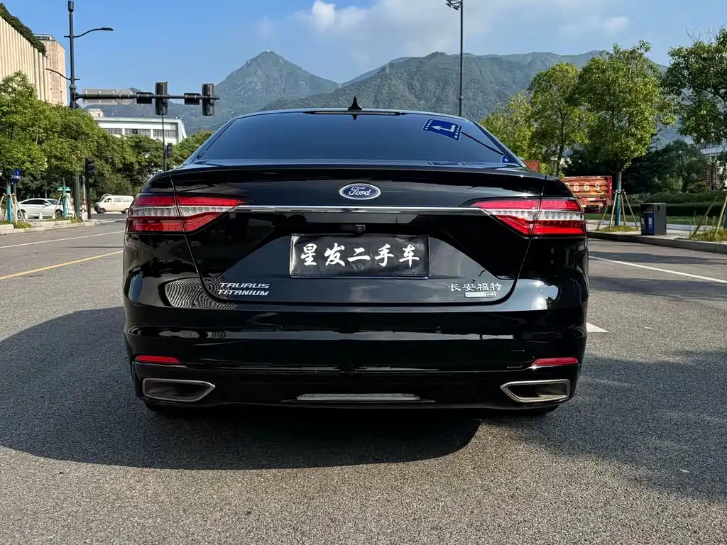 FORD TAURUS 2019