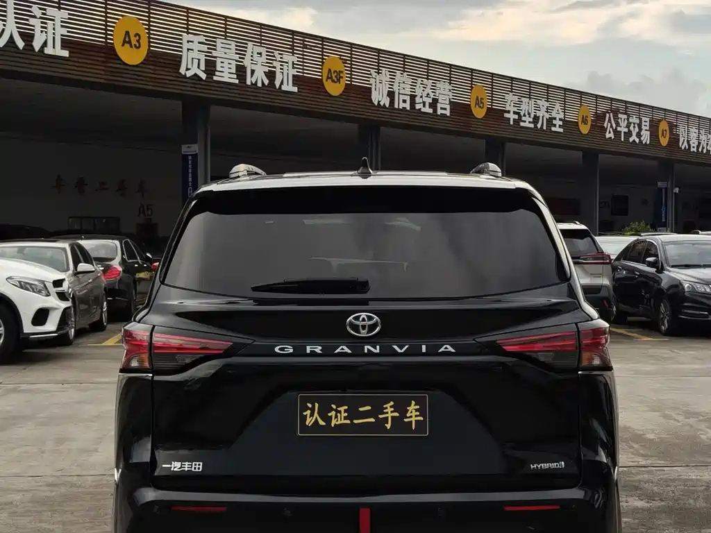 TOYOTA GRANVIA 2023