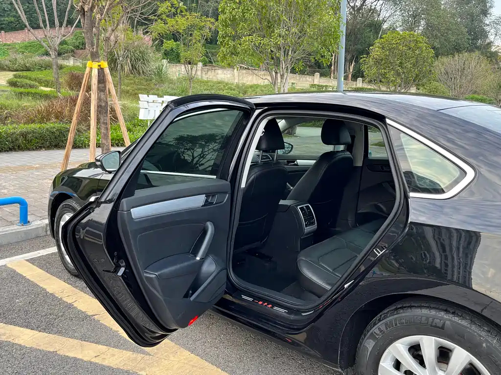 VOLKSWAGEN PASSAT 2012