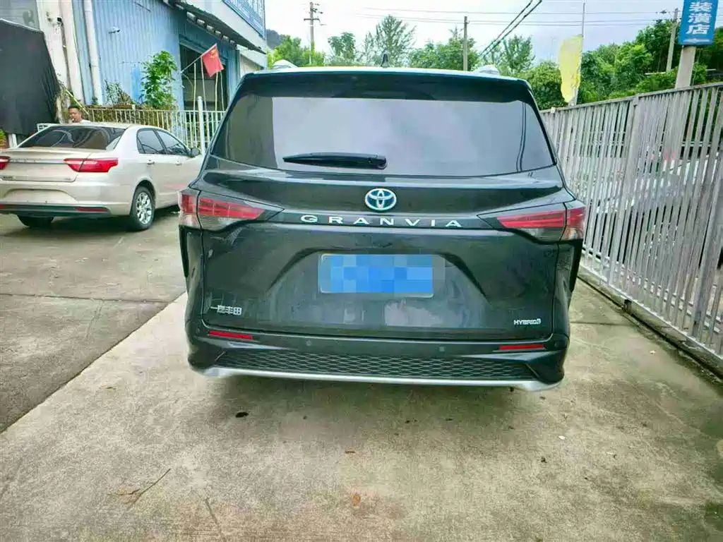 TOYOTA GRANVIA 2023