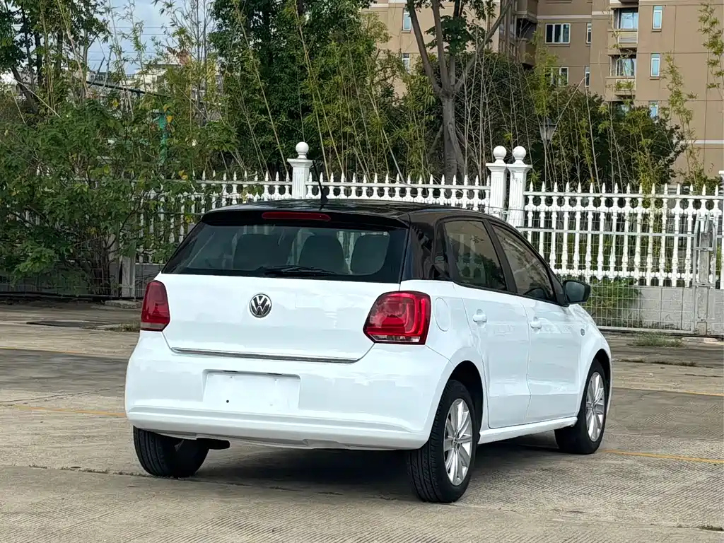 VOLKSWAGEN POLO 2013