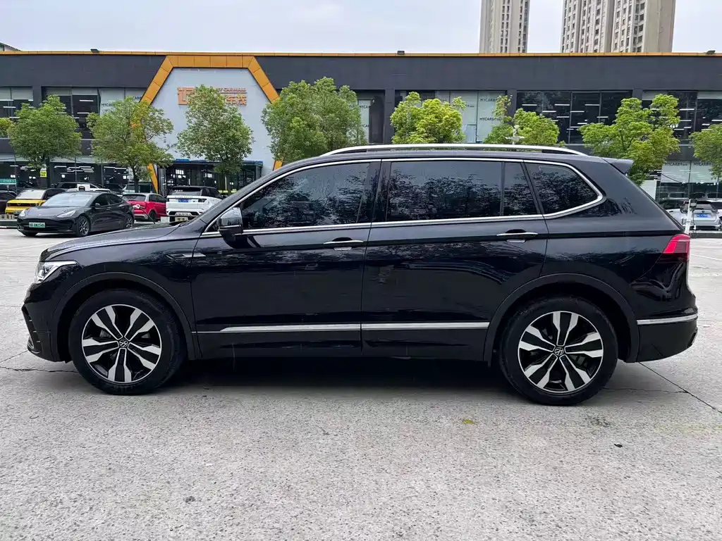 VOLKSWAGEN TIGUAN L 2023
