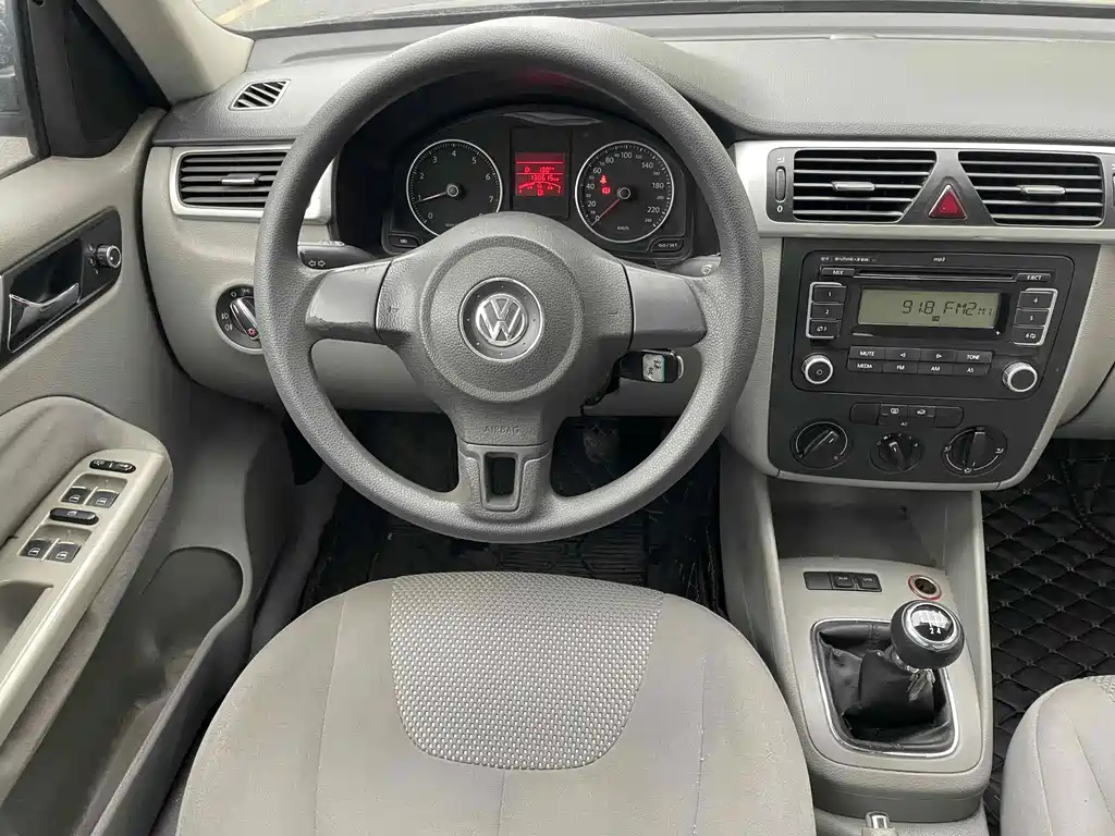 VOLKSWAGEN BORA 2012