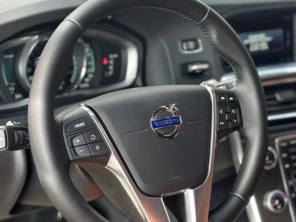 VOLVO V60 2015