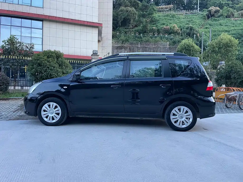 NISSAN LIVINA 2013